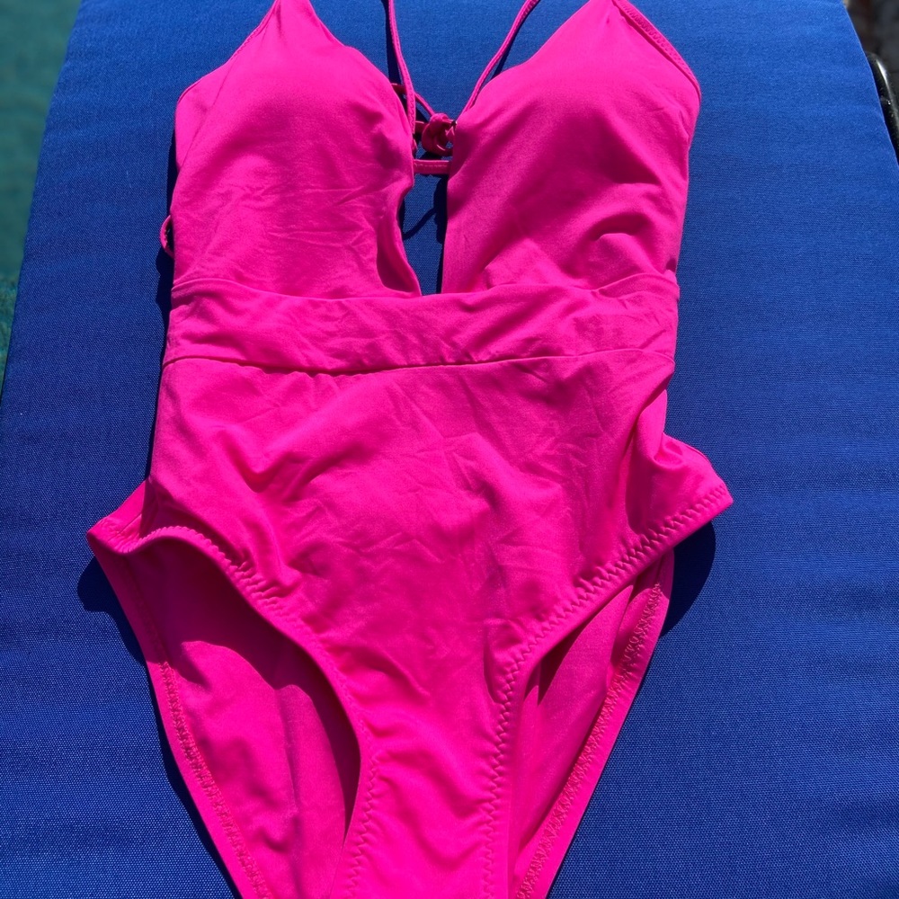 BECCA pink Tie Back One-Piece Swimsuit
Brand new - Picture 2 of 4
